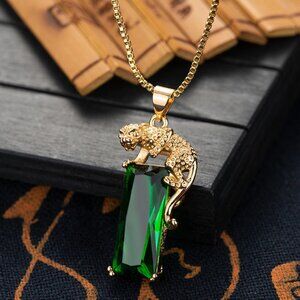 Beautiful classic green emerald and tiger necklace